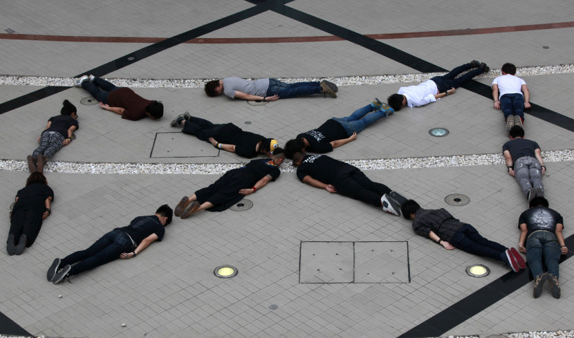Members of a group called "Planking Thailand" make a cross formation, to urge people to vote, a day before advance voting commences in Bangkok June 25, 2011. Thailand will hold a general election on July 3, a potentially volatile poll after more than five years of sometimes bloody political conflict. Planking, the fad of lying face down stiff in often bizarre places for a photo op, has become a global craze.   REUTERS/Chaiwat Subprasom (THAILAND - Tags: POLITICS ELECTIONS ODDLY SOCIETY) - RTR2O2VY
